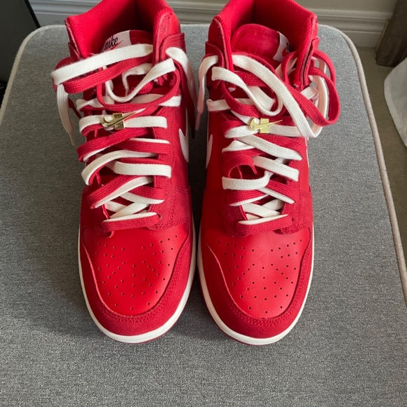 Nike Dunk High SE “First Use” In University Red - Picture 2 of 6